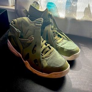 Nike unlimited plan green size 13